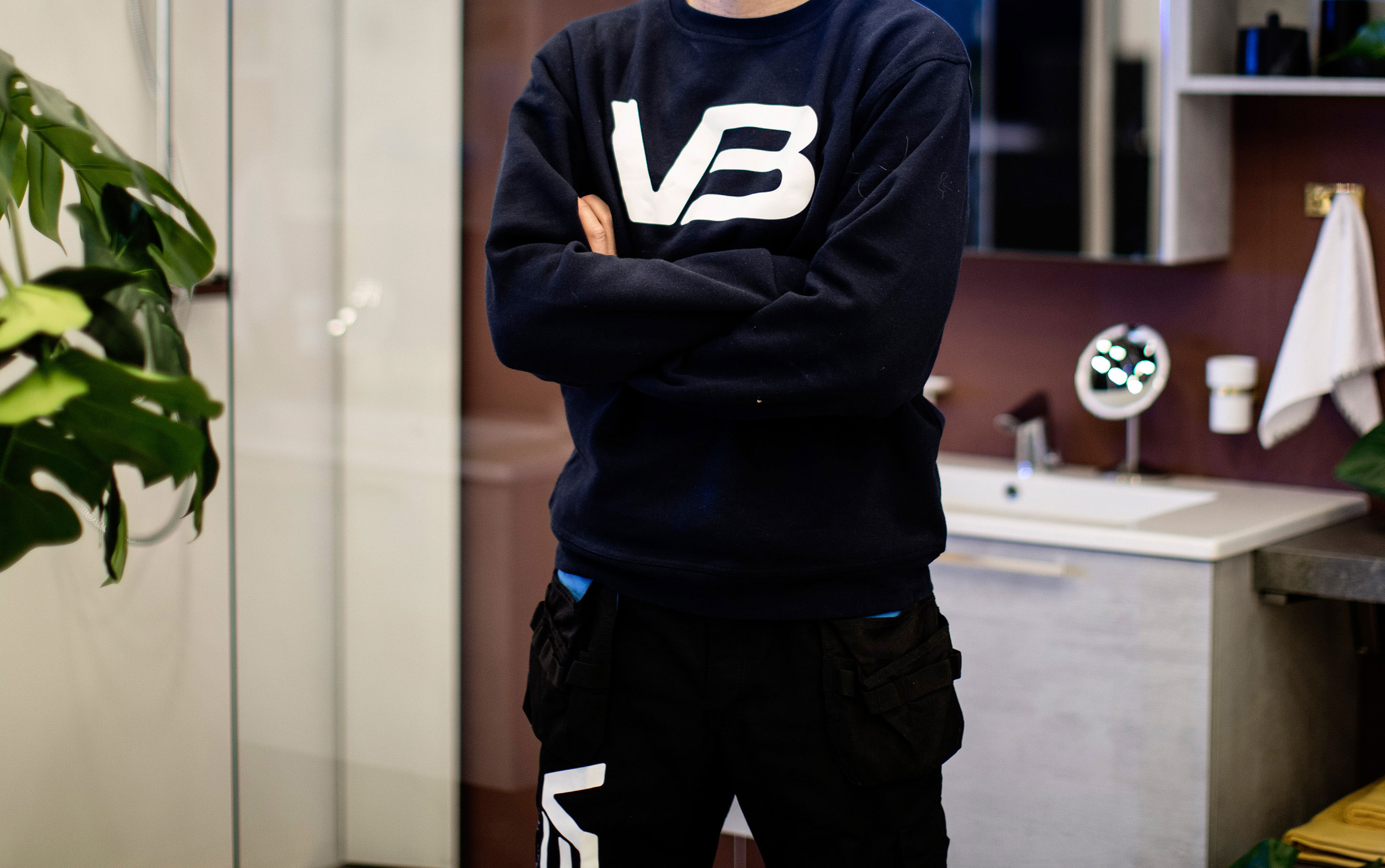 VB-rørlegger med bedriftslogo på genseren sin